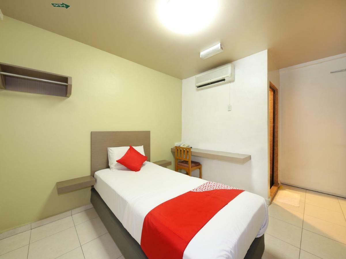Oyo 434 Marbella Hotel Johor Bahru Bagian luar foto