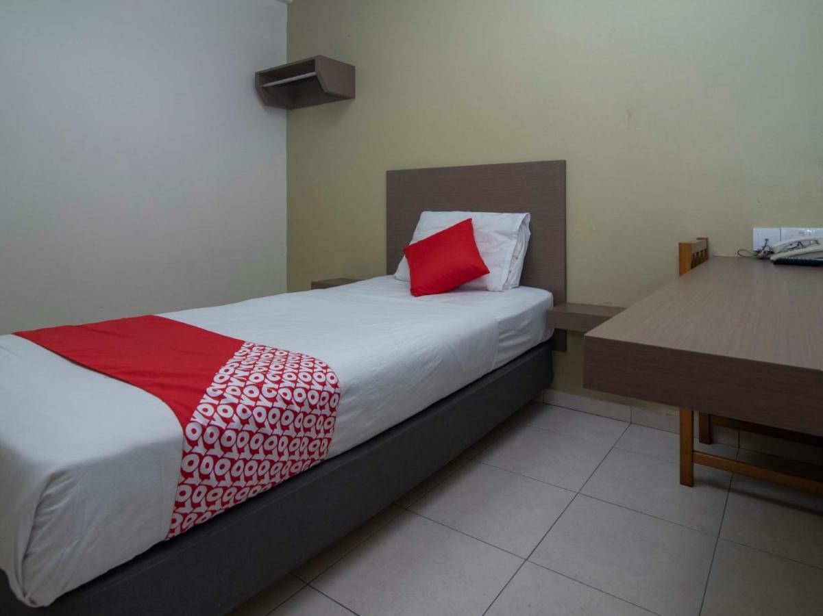 Oyo 434 Marbella Hotel Johor Bahru Bagian luar foto