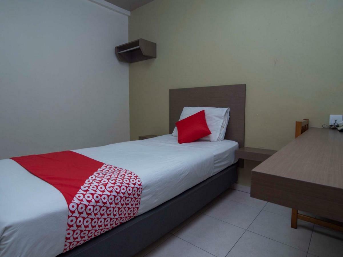Oyo 434 Marbella Hotel Johor Bahru Bagian luar foto